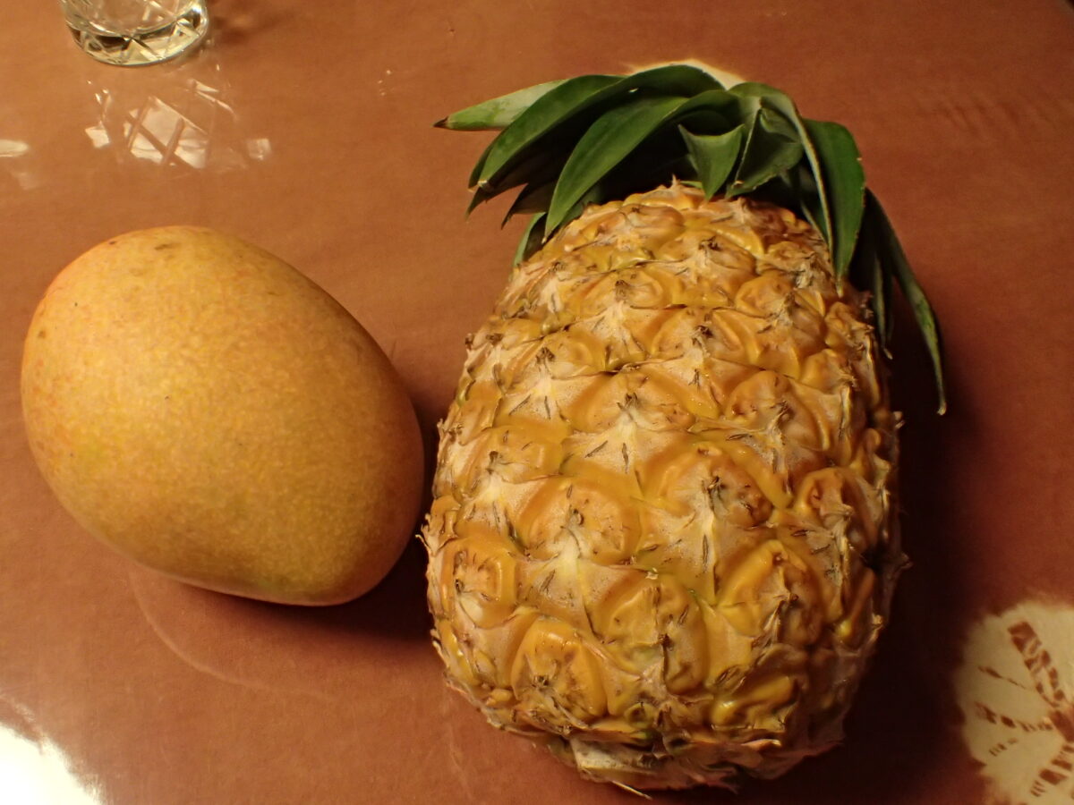 石垣島のマンゴーとパイナップル